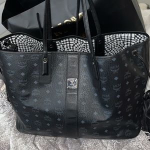 NWT | Authentic MCM Liz tote (L) With it’s  Pouch !